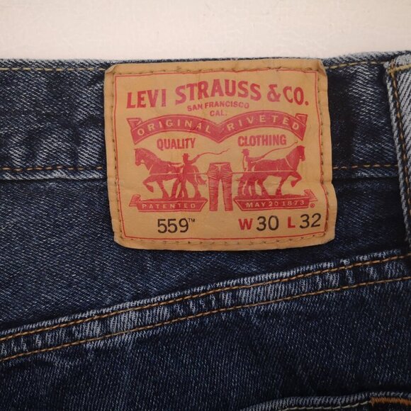 Levi's 559 Ladies Size 30 Waist Cut Off Medium Wash Jean Shorts - Picture 3 of 12